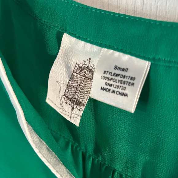 Lot of small blouses. - Picture 15 of 16